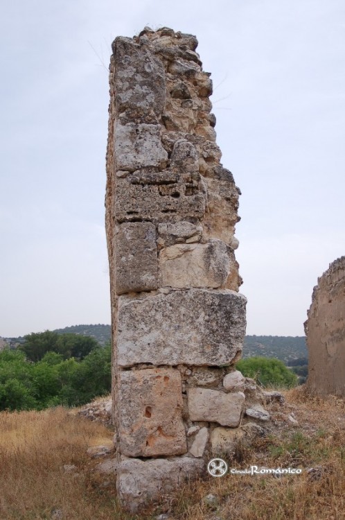 Arganda del Rey. Ermita de Valtierra. Detalle del grosor de los muros de piedra