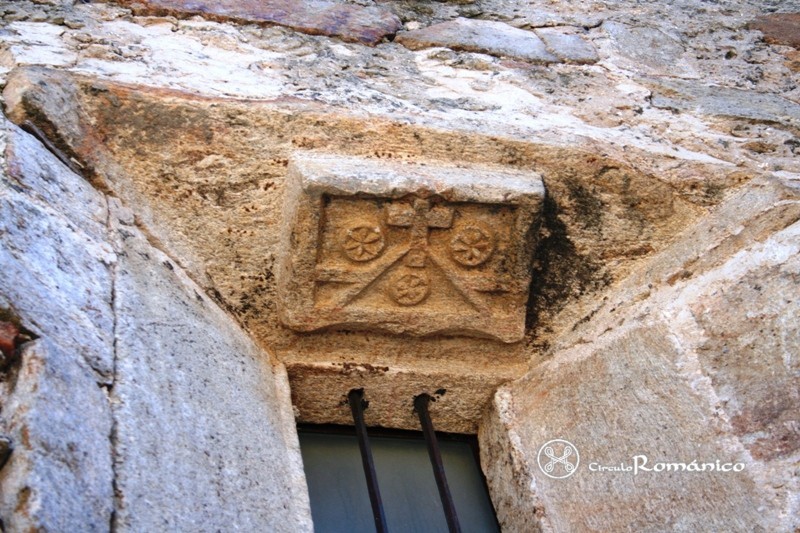 Pradena del Rincon. Santo Domingo. Detalle decoración ventana