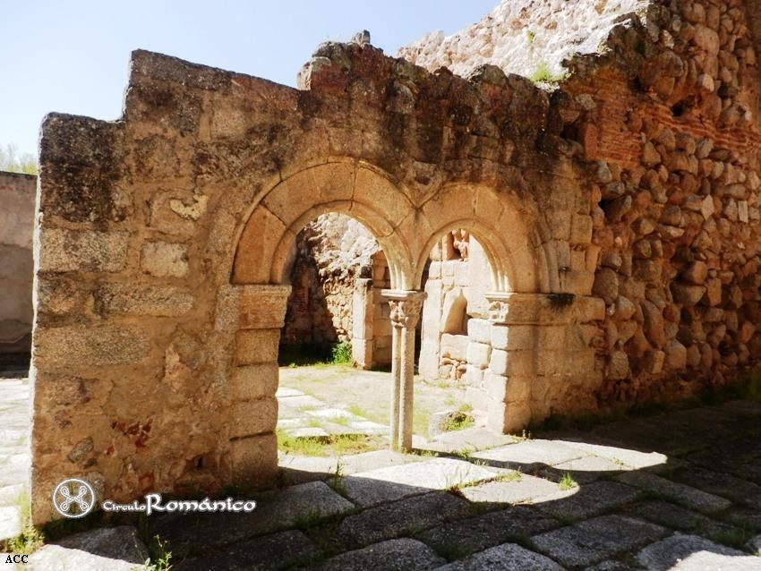 San Martín de Valdeiglesias. Santa María. Arquería del claustro