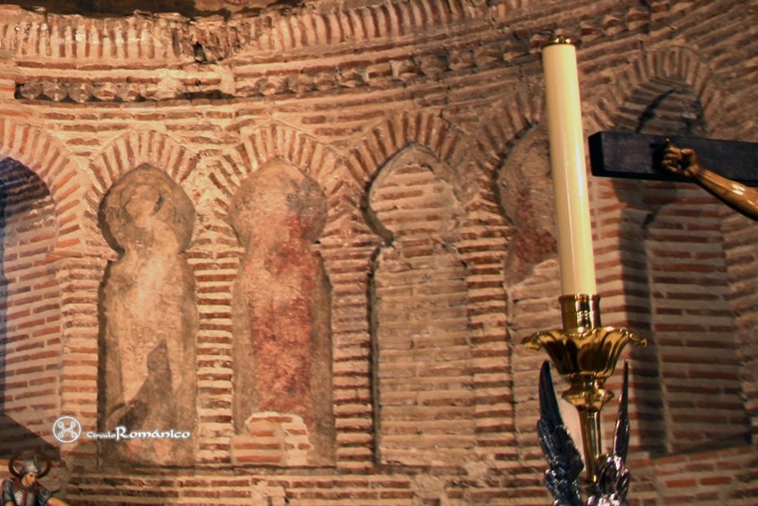 Valdilecha. San Martin Obispo. Restos de un apostolado cobijado por arcos en el cuerpo central de la cabecera