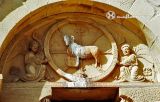 Aguilar de Codes. Ermita de San Bartolomé. Portico sur. Timpano, agnus dei
