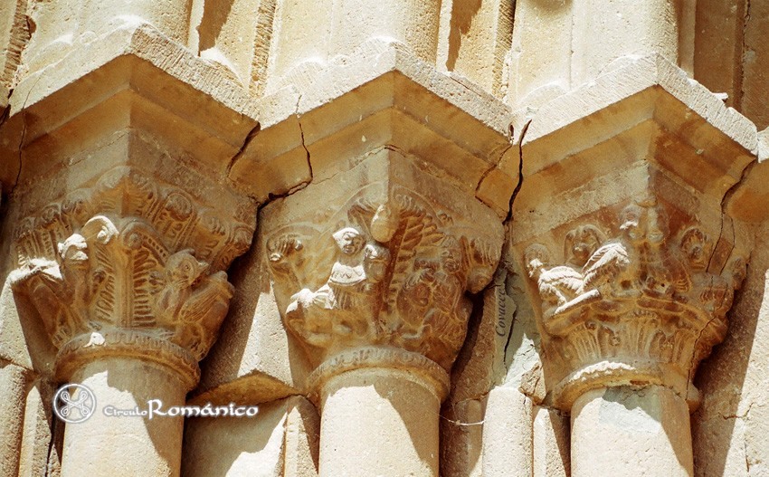 Aberin. San Juan Bautista. Capiteles decorados. Izquierda glifos, centro caballero, derecha arpías