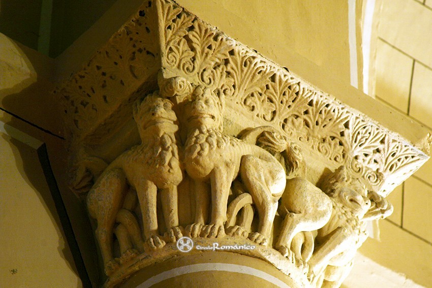 Eguiarte. Santa María. Capitel decorado con leones