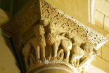 Eguiarte. Santa María. Capitel decorado con leones