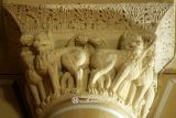 Eguiarte. Santa María. Capitel decorado con leones