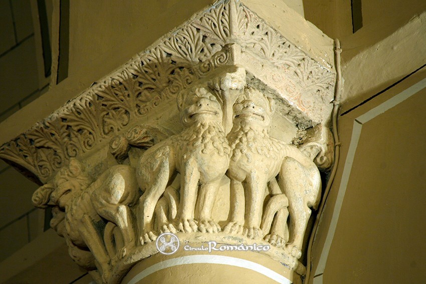 Eguiarte. Santa María. Capitel decorado con leones