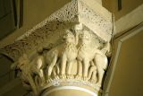 Eguiarte. Santa María. Capitel decorado con leones