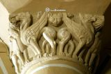 Eguiarte. Santa María. Capitel decorado con glifos