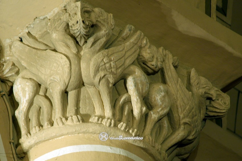 Eguiarte. Santa María. Capitel decorado con glifos