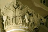 Eguiarte. Santa María. Capitel decorado con glifos