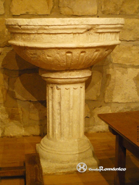 Eusa. San Esteban (hoy Santa María). Interior, pila bautismal