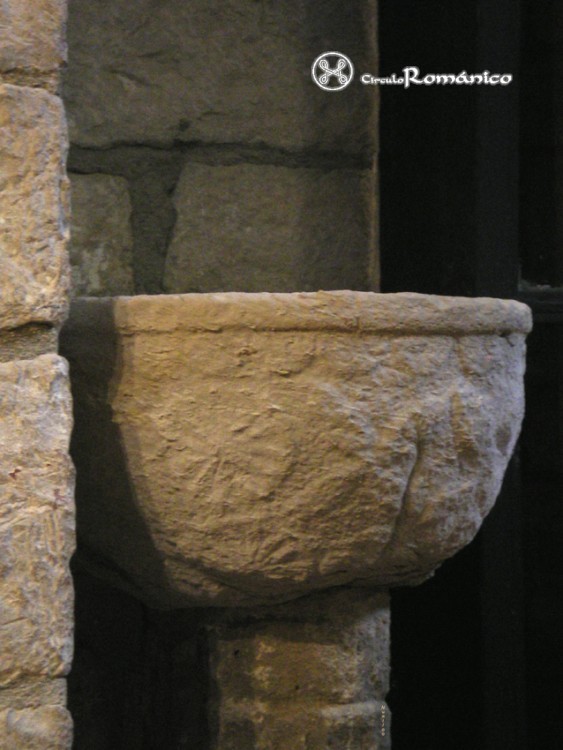 Eusa. San Esteban (hoy Santa María). Interior, pila bautismal
