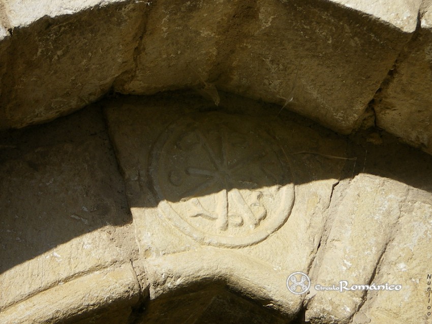 Eusa. San Esteban (hoy Santa María). Entrada a galería porticada. Detalle, crismón