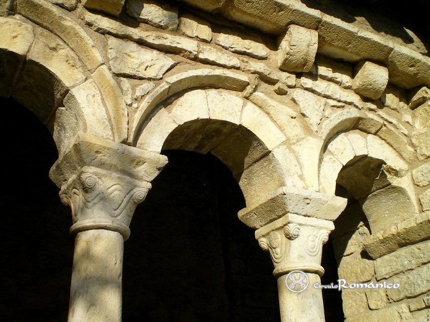 Eusa. San Esteban (hoy Santa María). Portada, detalle arquería de la galería
