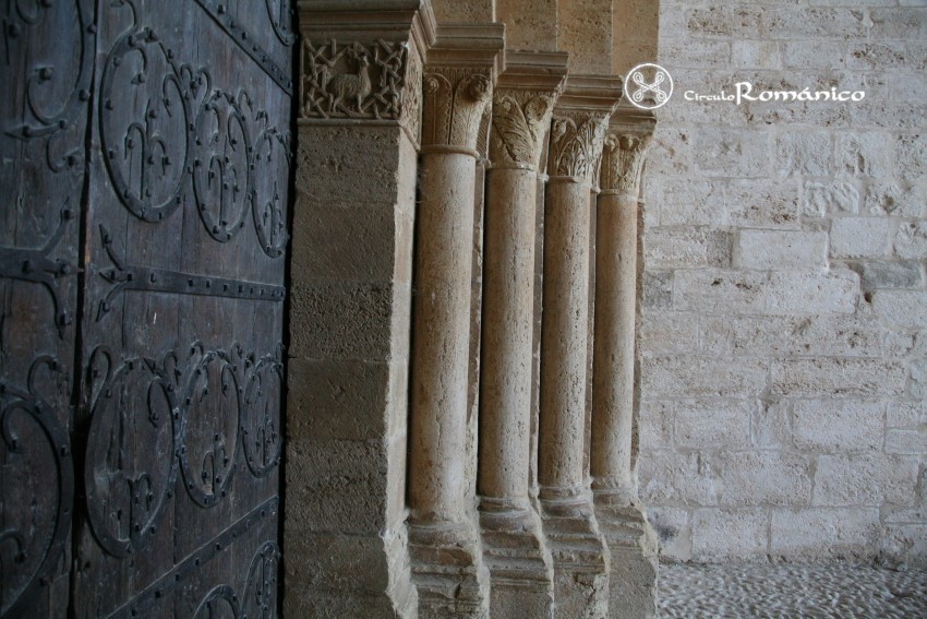 Irache. Santa María la Real. Portico, columans lado este. Capiteles vegetales