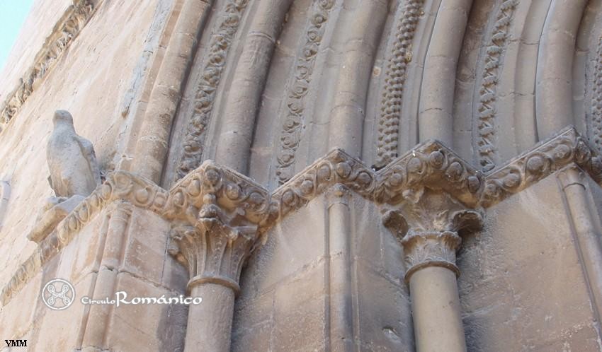 Olite. San Pedro. Portada. Columnas con capiteles vegetales, lado oeste