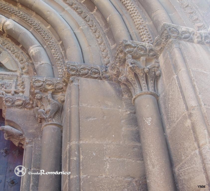 Olite. San Pedro. Portada. Capiteles decorados, lado este