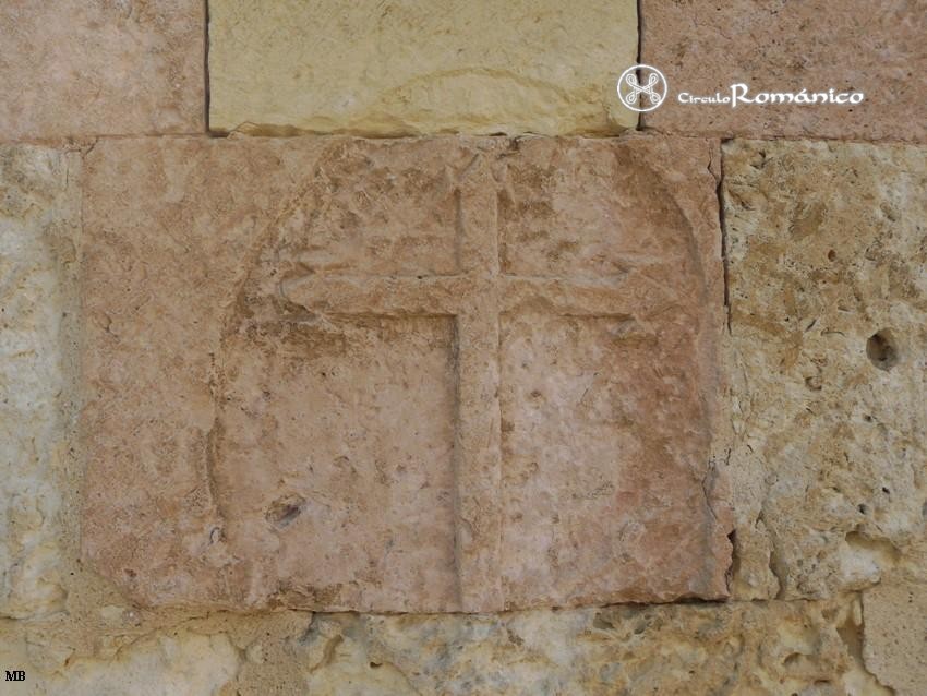 Carcamo. San Juan Bautista. Bajo rellieve de cruz en el muro