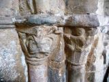 Jokano. San Martin. Capiteles figurado y vegetal del lado derecho de la puerta