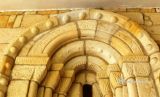 Barrica. Santa María. Detalle de capiteles incisos