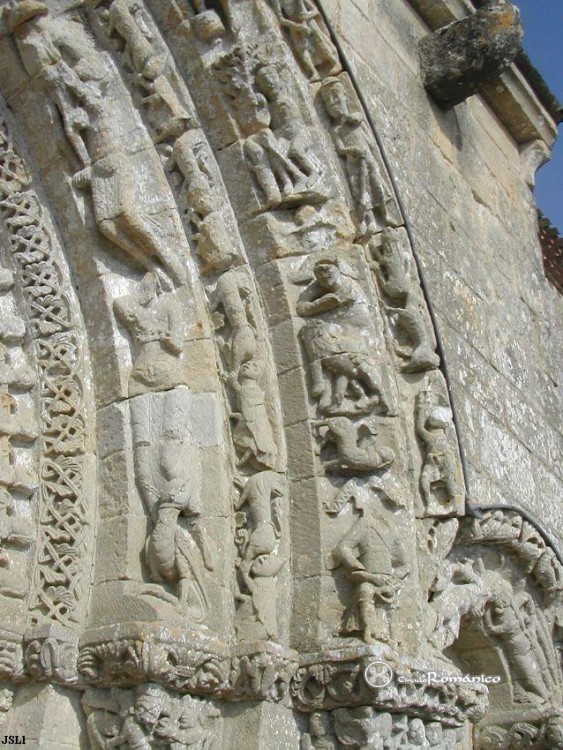Castelviel. Notre Dame. Lado derecho de las arquivoltas
