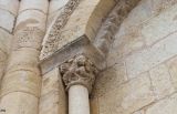 Berson. Saint Saturnin. Detalle de capitel figurado y vegetal