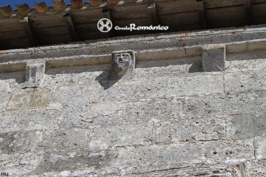 Francs. San Martín. Detalle de vano con decoración de diamantes en el arco