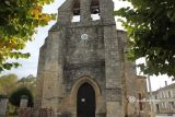 Naujan et Postiac. Saint Pierre. Fachada oeste: espadaña con arcos de medio punto