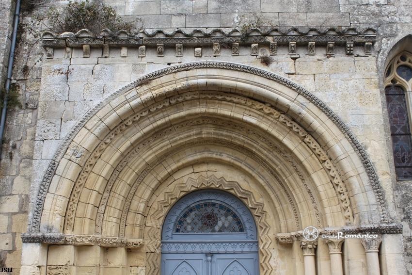 Romagne. Saint-Vivien. Parte superior de la portada