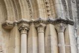 Romagne. Saint-Vivien. Imposta y capiteles vegetales del lado derecho de la portada