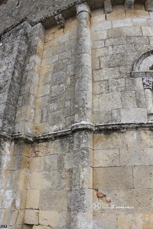 Romagne. Saint-Vivien. Columna adosada que separa el ábside del presbiterio