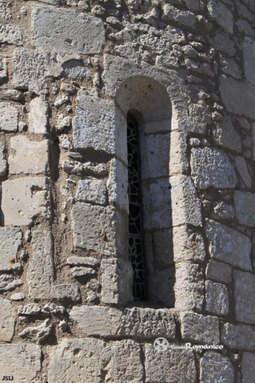 Saint-Médard-de-Guizières. Sainte-Radegonde. Vano-saetera absidal 