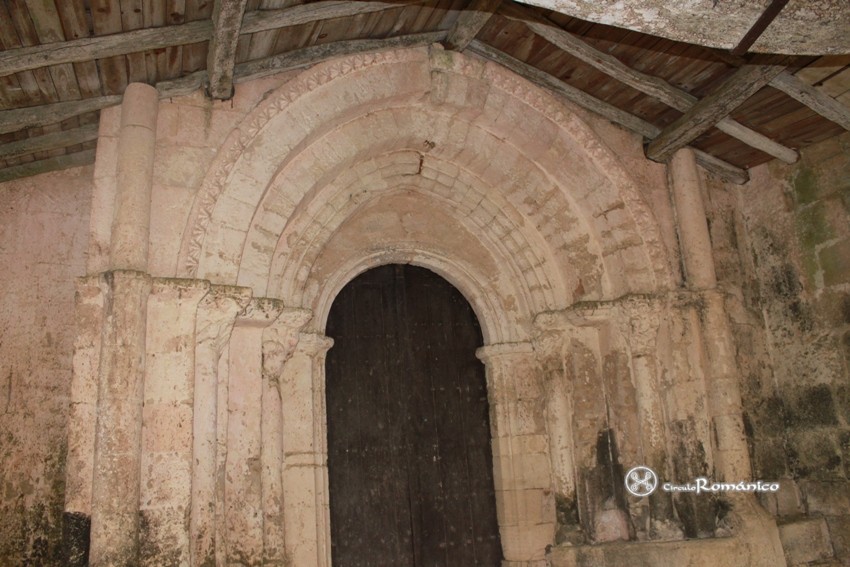 Sainte-Florence. Ste Florence. Puerta de ingreso