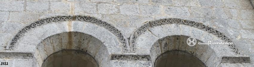 Tizac de Curton. Notre Dame. Detalle de guardalluvia con decoración de estrella