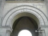 Sainte-Croix-du-Mont. Sainte Croix. Arco de medio punto del pórtico (neorrománico)