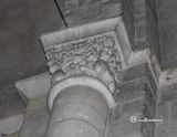 Soulac-sur-Mer. Notre Dame. Capitel con leones tumbados y entrelazo