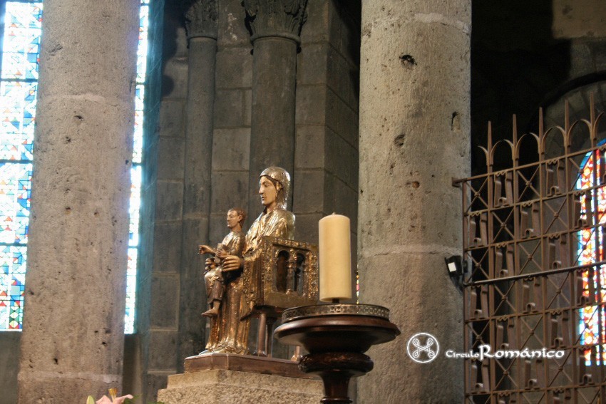 Orcival. Notre Dame. Talle de la Virgen con el Niño