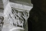 Orcival. Notre Dame. Capitel historiado con inscripción
