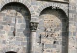 Orcival. Notre Dame. Detalle de arcos de medio punto y capitel vegetal