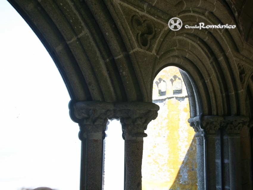 Mont Saint Michel; Le. Saint Michel. Arco del claustro