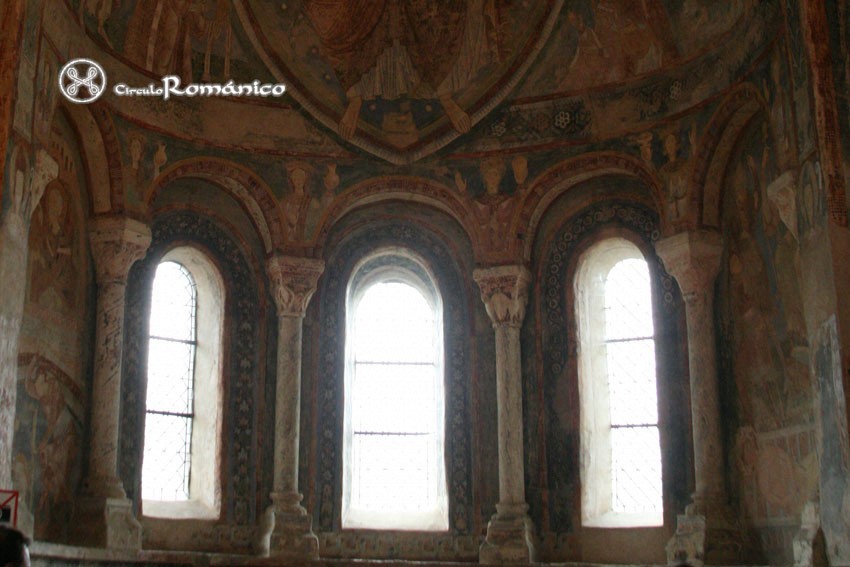 Berzé-la-Ville. Chapelle des Moines. Cuerpo de ventanas
