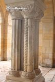 Paray le Monial. Le Sacre Coeur. Columnas con capiteles vegetales