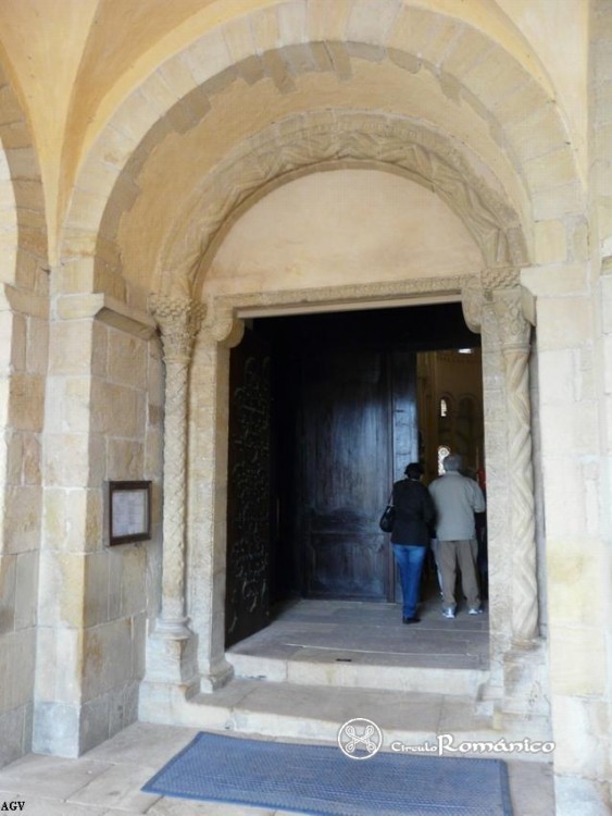 Paray le Monial. Le Sacre Coeur. Detalle de la puerta