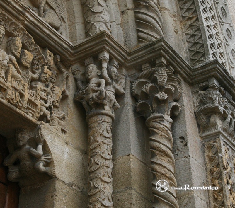 Semur en Brionnaise. Saint Hilaire. Capiteles del lado derecho