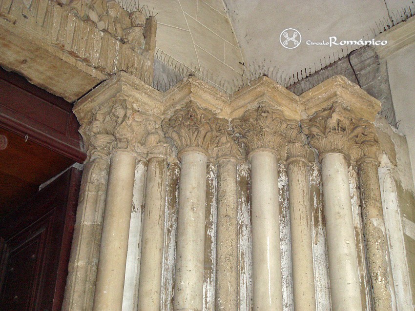 Paris. Saint Germain des Prés. Capiteles vegetales y zoomorfos del lado derecho