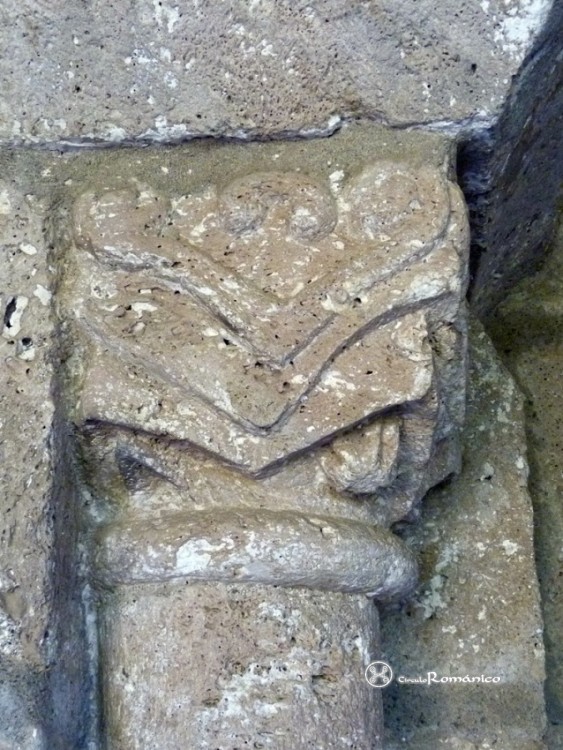 Axiat. Saint Julien. Capitel vegetal de la columna del lado izquierdo de la puerta