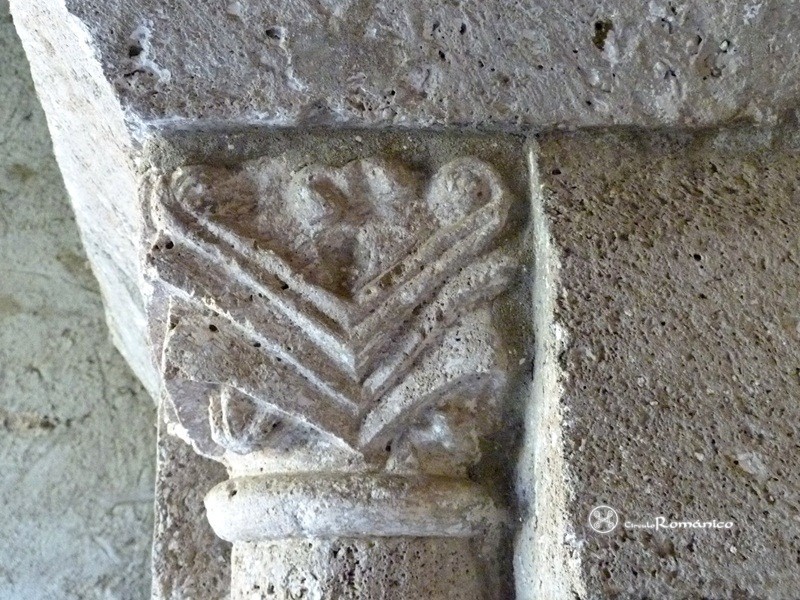 Axiat. Saint Julien. Detalle del interior del capitel, decoración vegetal