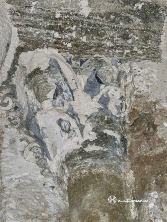 Axiat. Saint Julien. Capitel con elementos figurados y vegetales