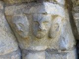 Luzenac de Moulis. Notre Dame. Detalle de capitel con tres rostros
