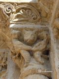 Teilhet. San Juan Evangelista. Capitel con animales fantásticos y cabeza de gato